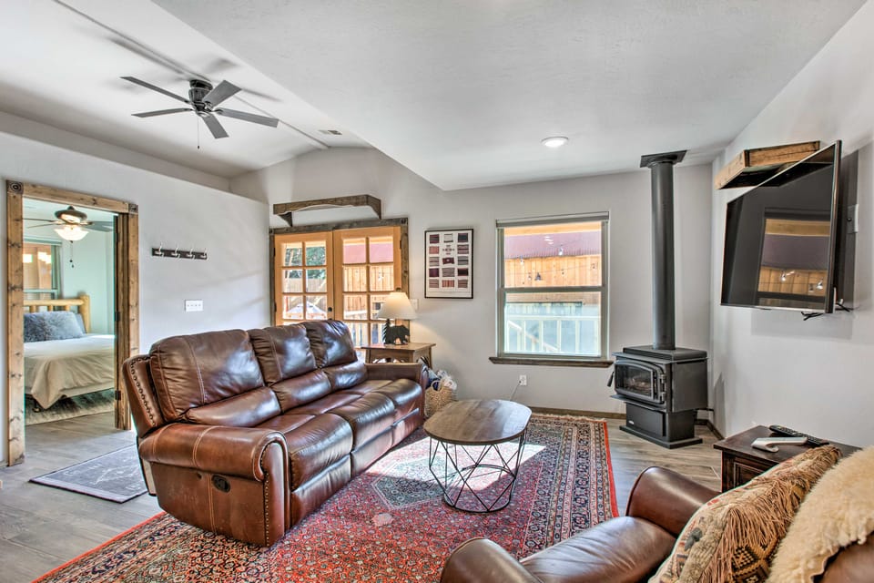 4 Units in Red River: Mtn Views, Steps to Main St Apartment in Red River