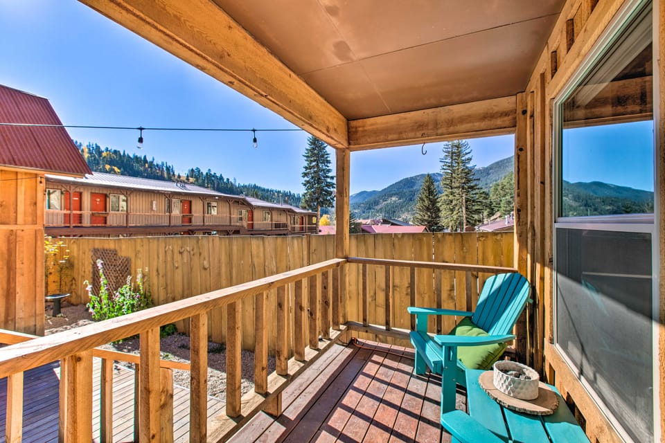 4 Units in Red River: Mtn Views, Steps to Main St Apartment in Red River