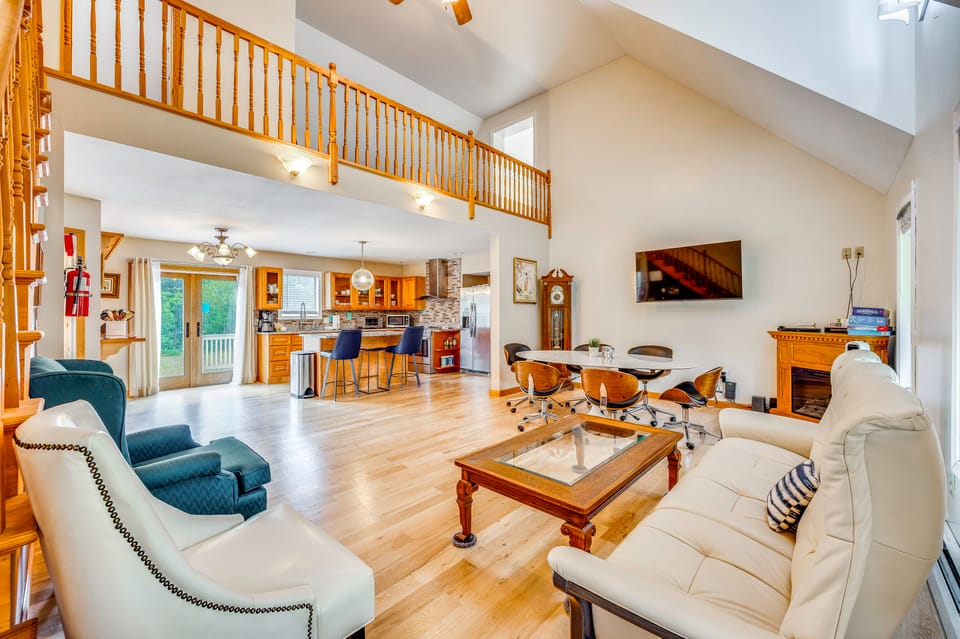 Explore the White Mountains! Spacious Rural Home House in Thornton