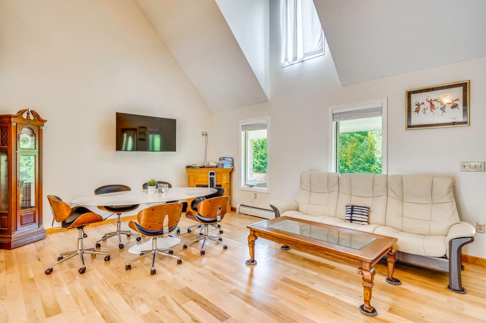 Explore the White Mountains! Spacious Rural Home House in Thornton