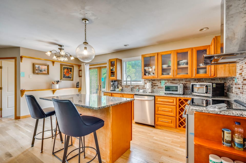 Explore the White Mountains! Spacious Rural Home House in Thornton