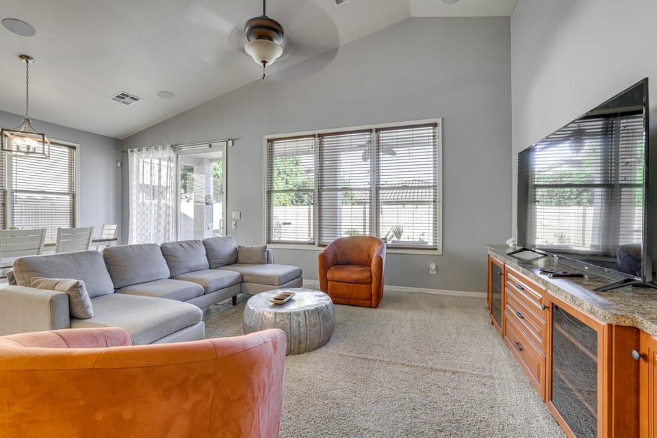 Poolside Oasis: Group-Friendly Getaway in Phoenix! House in Phoenix