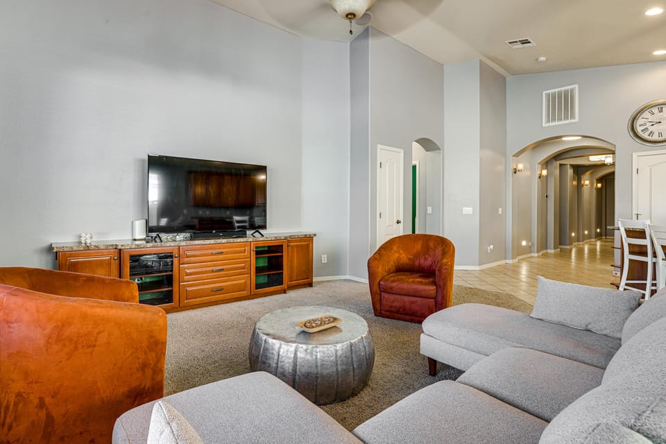 Poolside Oasis: Group-Friendly Getaway in Phoenix! House in Phoenix