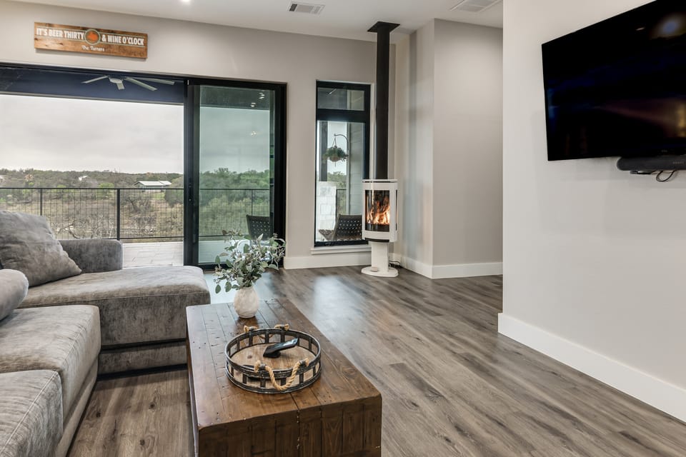 Hot Tub, Lake View! Lakefront Marble Falls Home House in Lago Vista