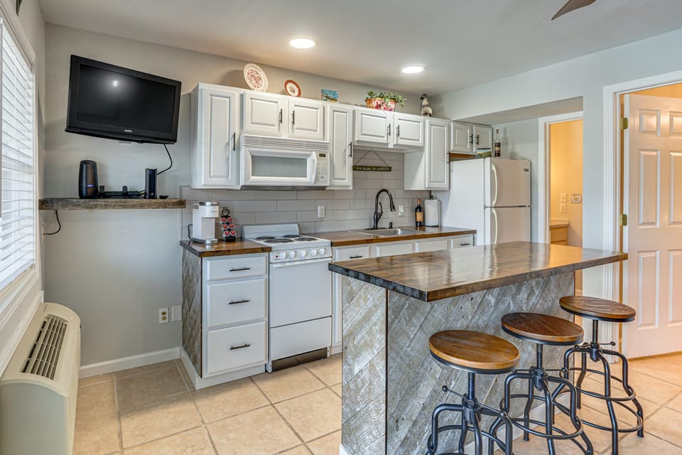 Cozy Lake Ozark Villa w/ Main Channel Views! Apartment in Village Four Seasons