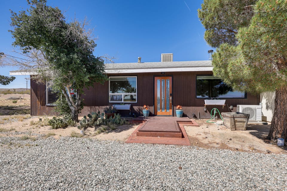 Pet-Friendly Desert Retreat w/ Hot Tub in Landers! House in Southern California