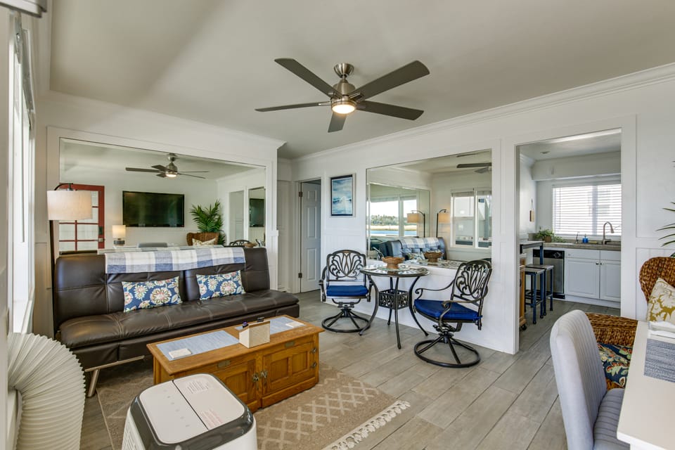 Waterfront Condo: Beach, Bay & Active Jetty Views Apartment in Mission Beach