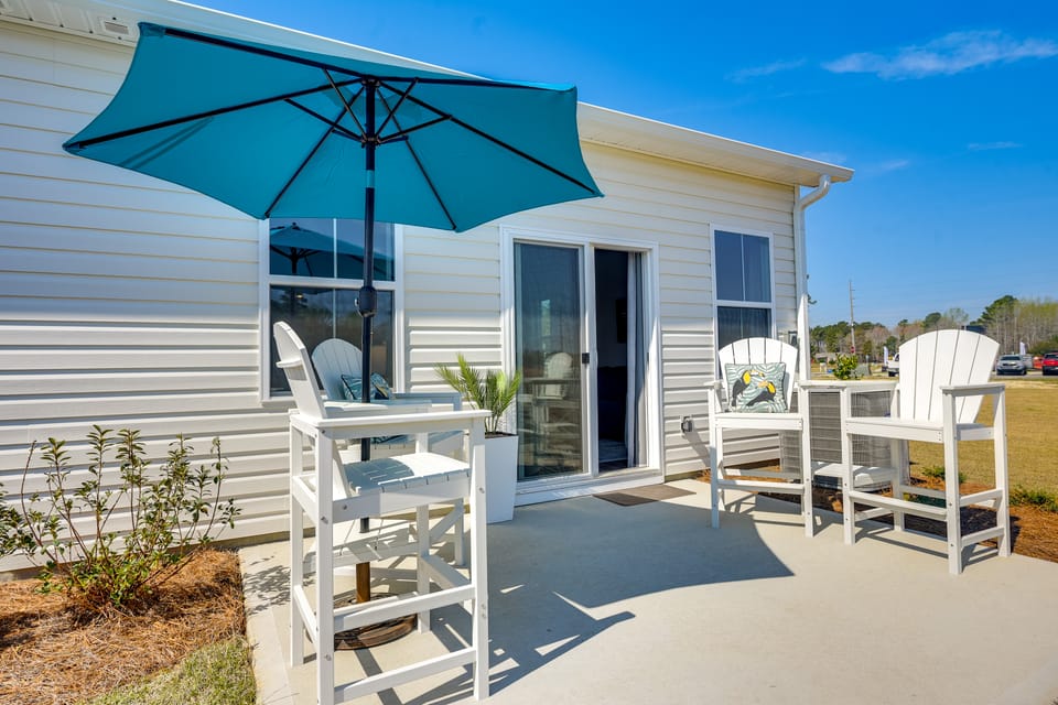 2 Mi to Ocean Isle Beach! Coastal Getaway w/ Patio Apartment in North Carolina