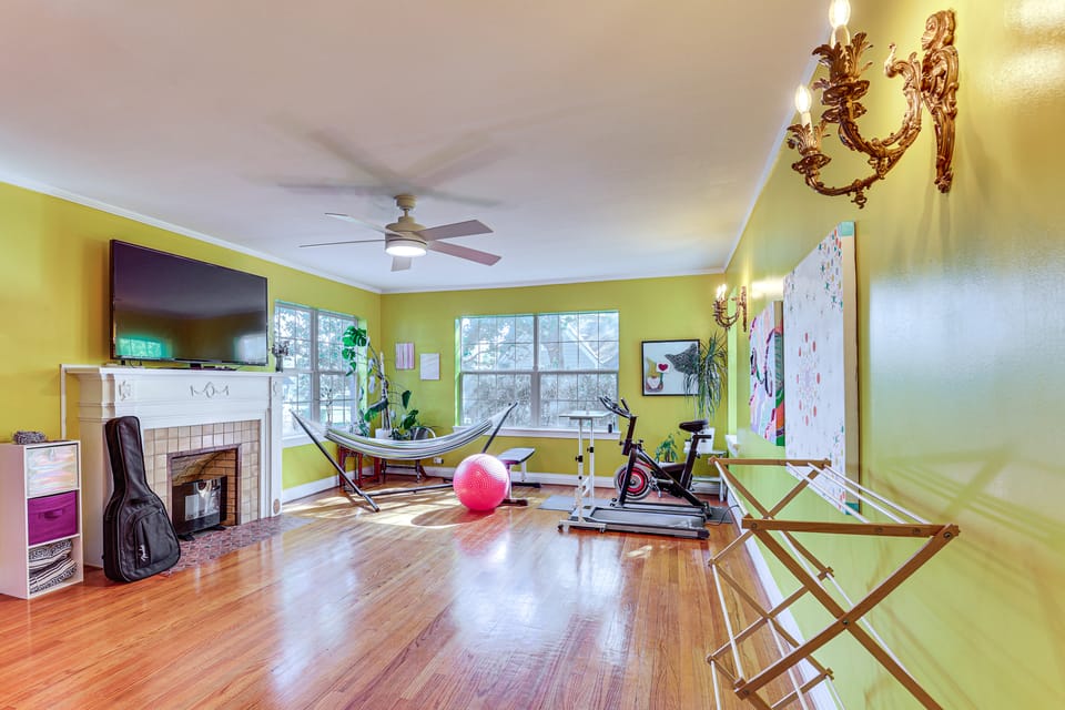 ‘Artists’ Nest’ Unique Home 2 Mi to Dtwn Longview! House in Longview