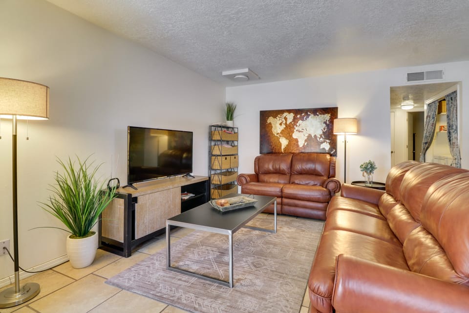 3 Mi to Uptown ABQ! Pet-Friendly Condo w/ Patio Apartment in Albuquerque