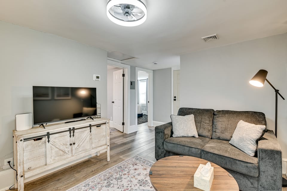 4 Mi to Waterfront: 2-Unit Combo in Kingston! House in Kingston