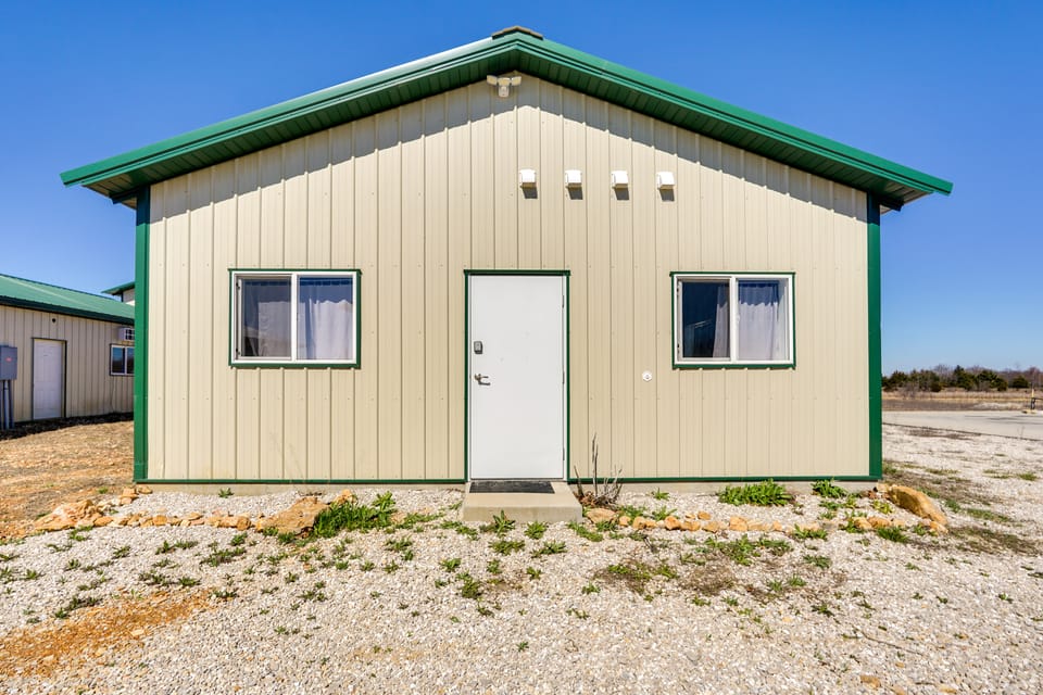 Ozarks Group Retreat w/ Sports Courts & Farm! Apartment in Missouri