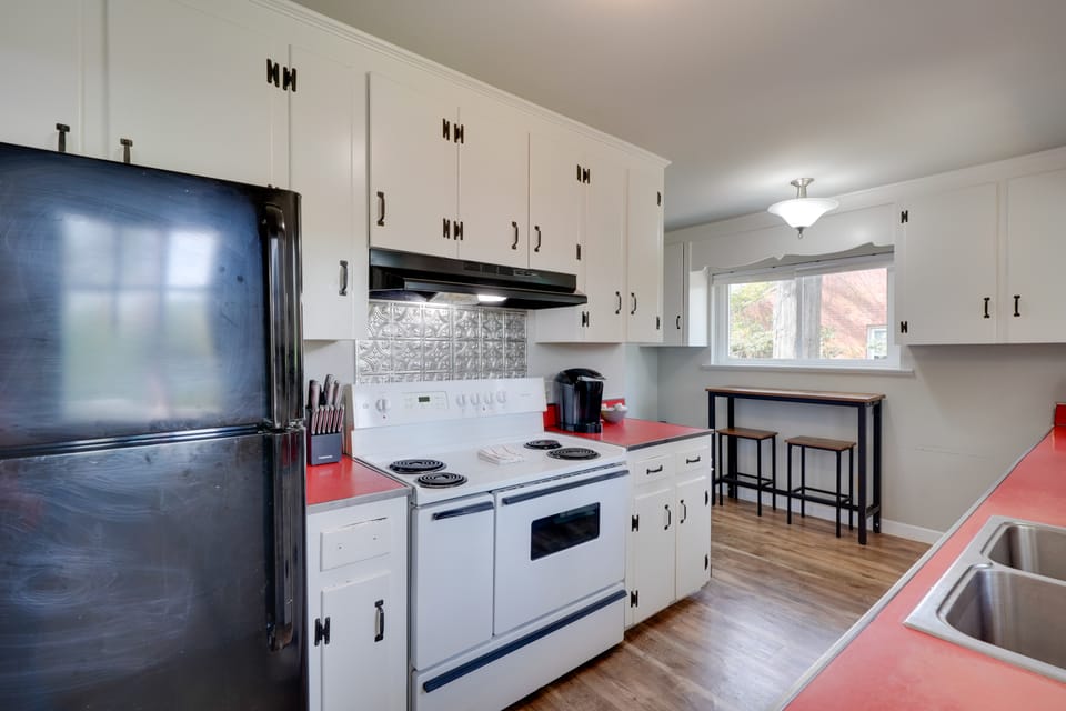 Deck & Patio! Walkable Downtown Cary Home House in Cary