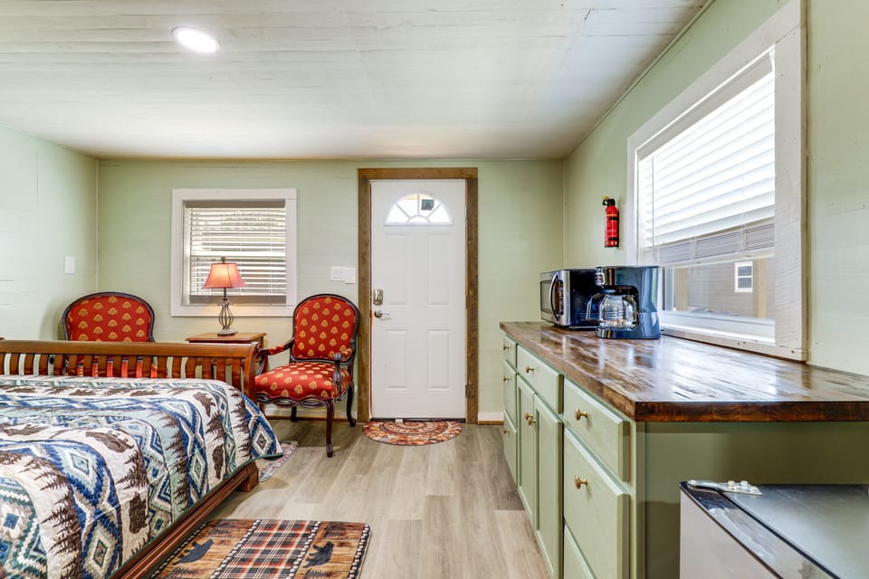 2 Mi to Great Smoky Mtns NP! Cozy Cabin Retreat House in Townsend