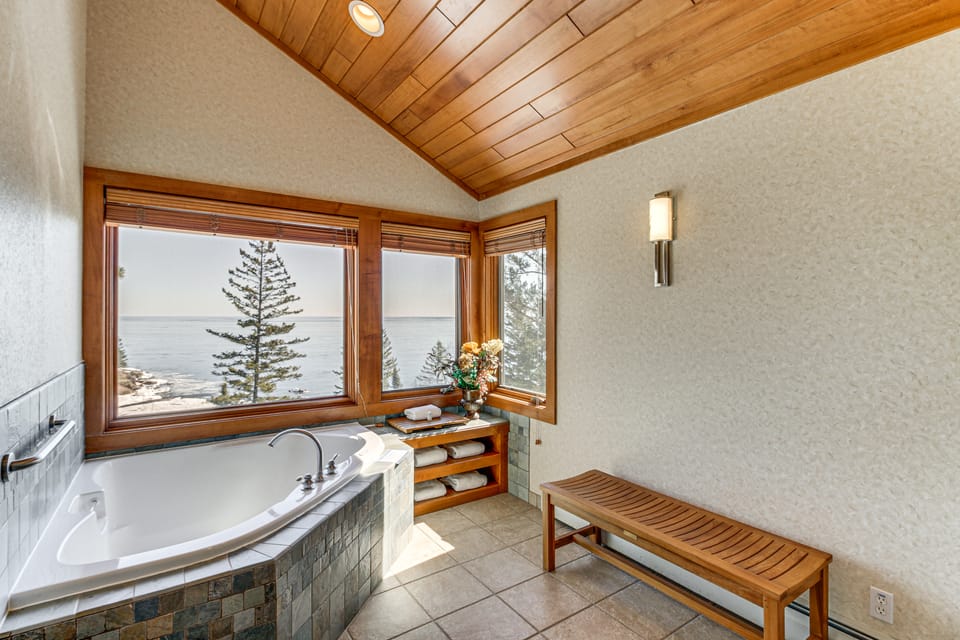 Lake Superior Views! Ultimate North Shore Retreat Apartment in Lutsen