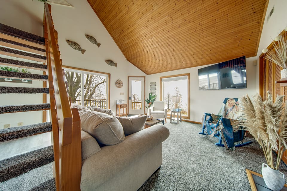 Lakeside Living on Wine Trail! Geneva Home w/ Deck House in Lake Erie