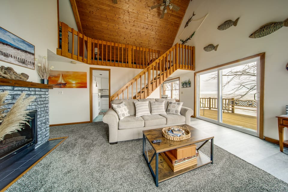 Lakeside Living on Wine Trail! Geneva Home w/ Deck House in Lake Erie