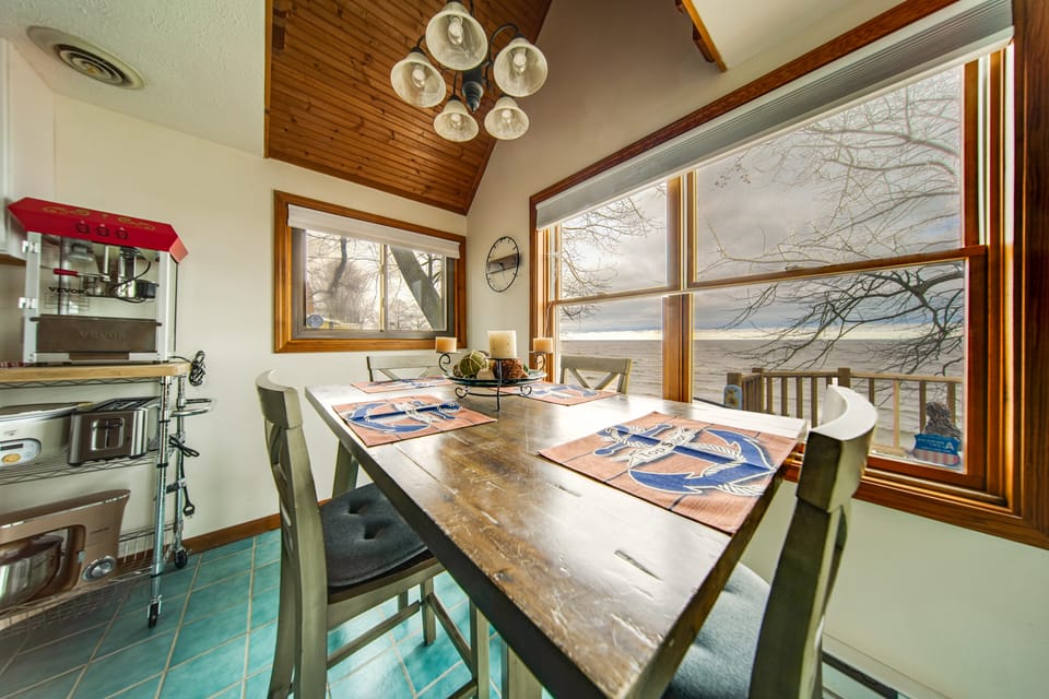 Lakeside Living on Wine Trail! Geneva Home w/ Deck House in Lake Erie