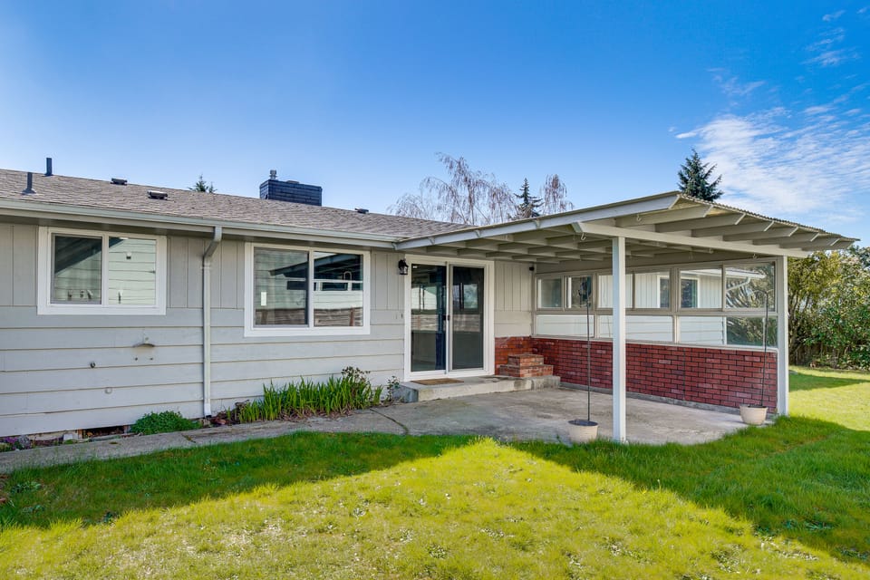 3 Mi to Point Defiance Park: Family Home w/ Yard! House in Tacoma