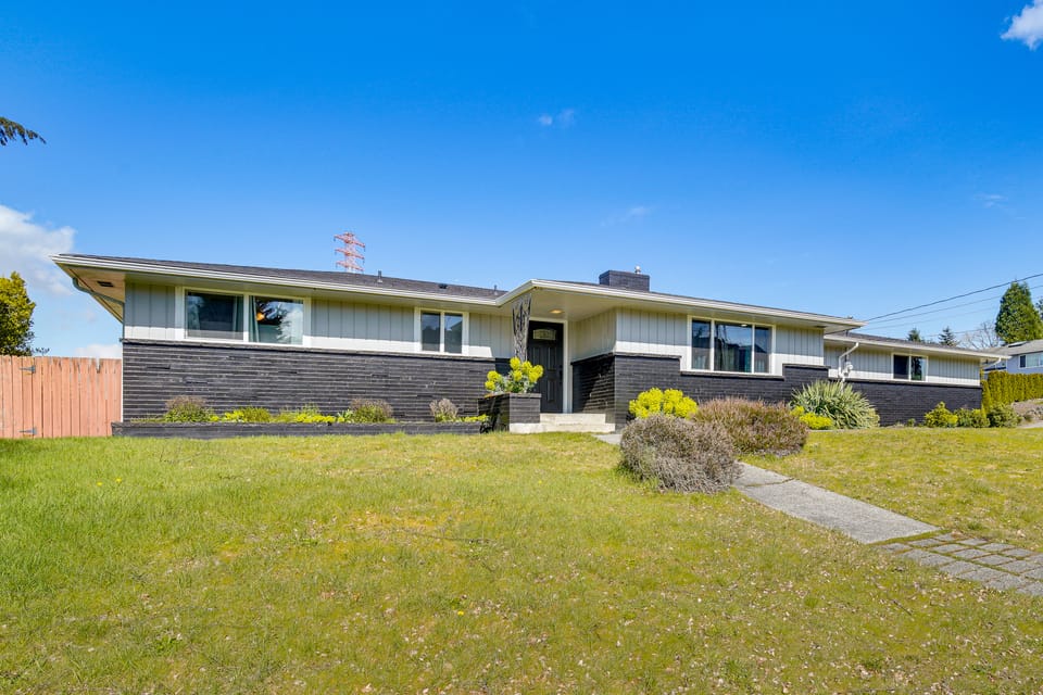 3 Mi to Point Defiance Park: Family Home w/ Yard! House in Tacoma