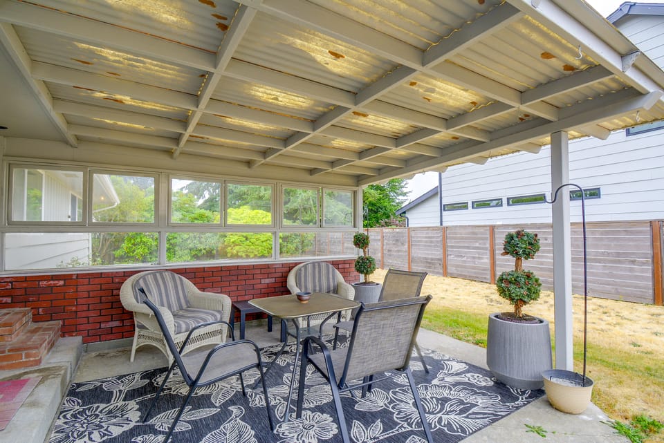 3 Mi to Point Defiance Park: Family Home w/ Yard! House in Tacoma
