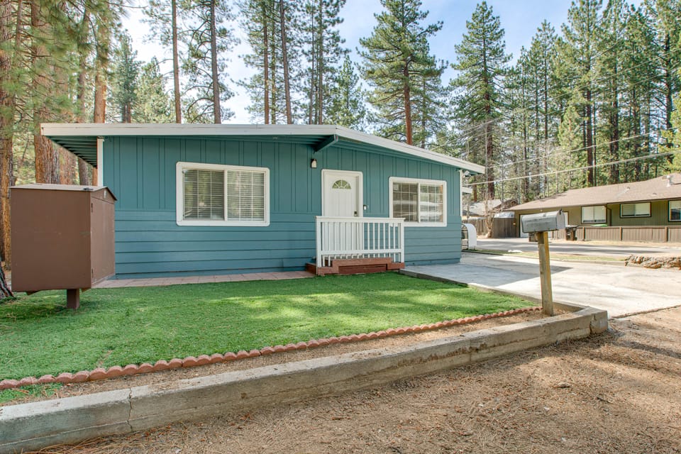 Pet Friendly w/ Yard! Fully Updated Tahoe Home House in South Lake Tahoe