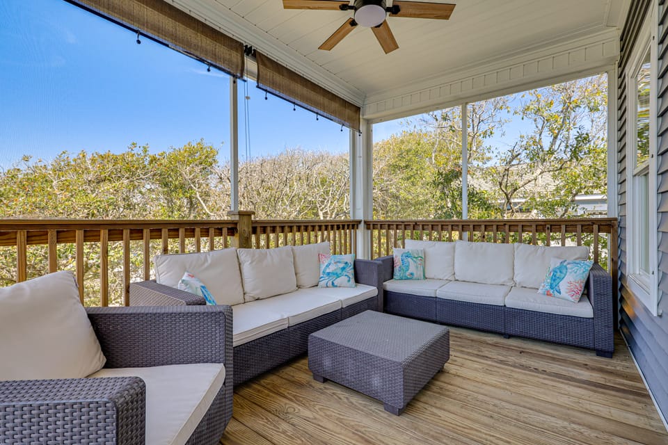 Spacious Coastal Gem on Oak Island 100 Yds to Sand House in Oak Island