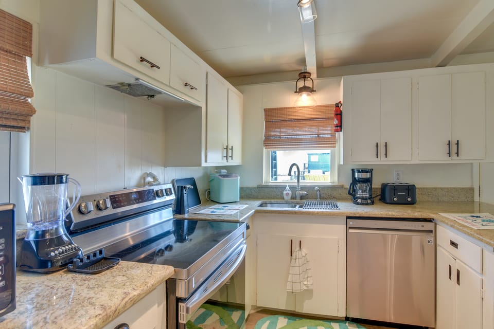Steps to Surfside Beach! Ocean-View Texas Retreat House in Surfside Beach