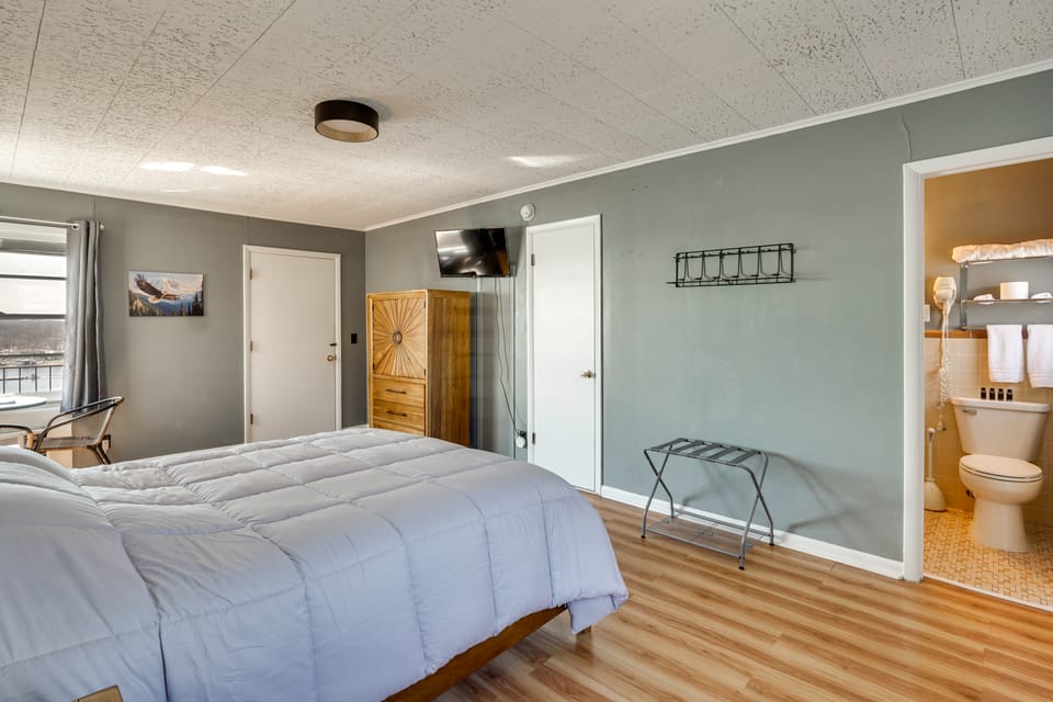 Unit 3: Main Channel View! Studio By Bagnell Dam Apartment in Lake of the Ozarks