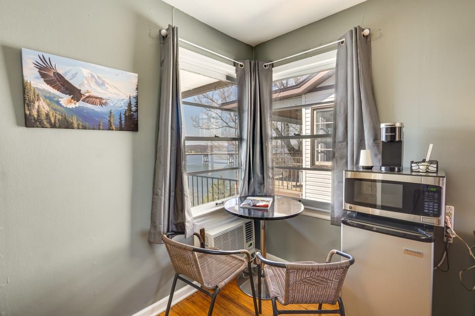 Unit 2: Pool, Lake & View! Studio By Bagnell Strip Apartment in Lake of the Ozarks