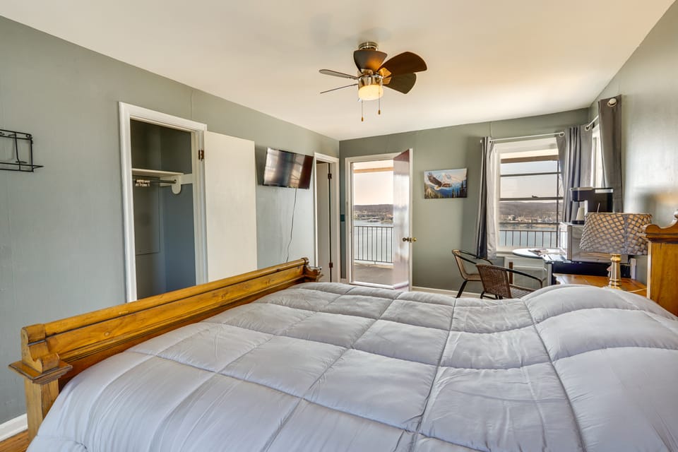 Unit 2: Pool, Lake & View! Studio By Bagnell Strip Apartment in Lake of the Ozarks