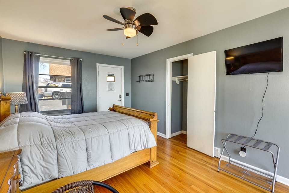 Unit 2: Pool, Lake & View! Studio By Bagnell Strip Apartment in Lake of the Ozarks