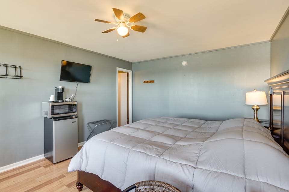 Unit 7: Bagnell Strip Adventure Hub, Patio & Views Apartment in Lake of the Ozarks