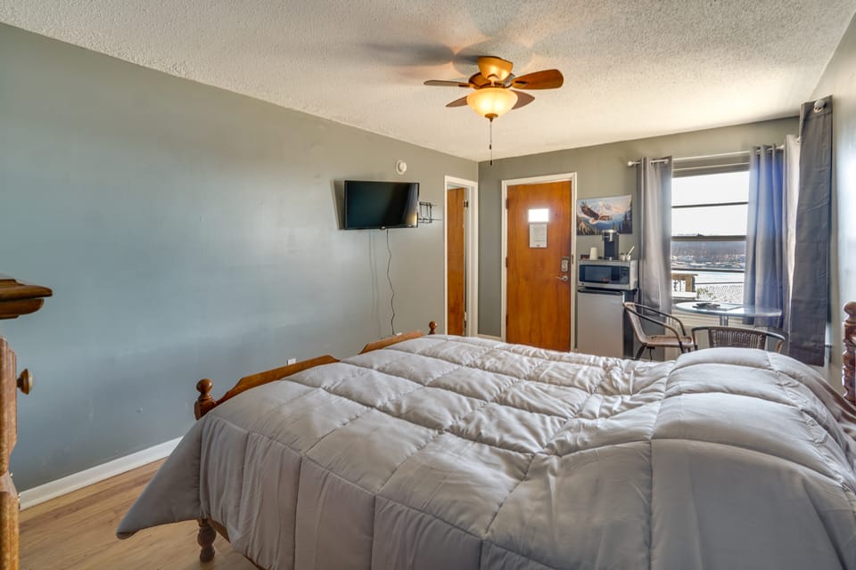 Unit 6: Poolside & Lakefront! Ozarks Home Base Apartment in Lake of the Ozarks