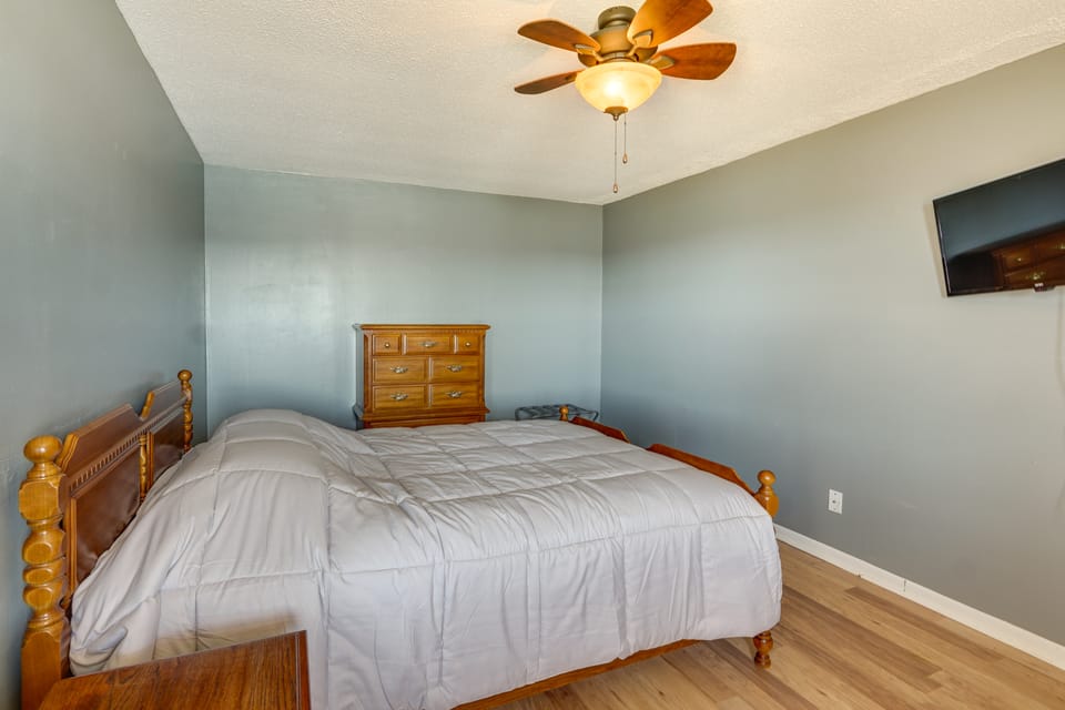 Unit 6: Poolside & Lakefront! Ozarks Home Base Apartment in Lake of the Ozarks