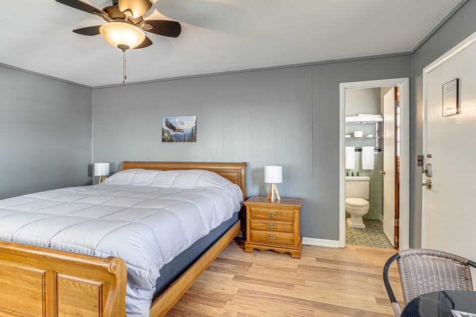 Unit 8: Explore the Strip! Studio w/ Pool Access Apartment in Lake of the Ozarks