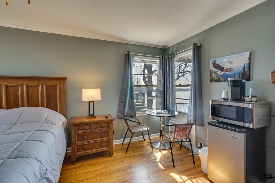 Bagnell Strip Studio for Shootout Weekend Fun Apartment in Lake of the Ozarks