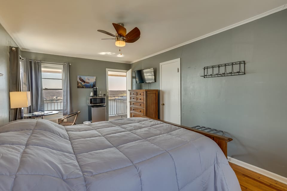 Bagnell Strip Studio for Shootout Weekend Fun Apartment in Lake of the Ozarks