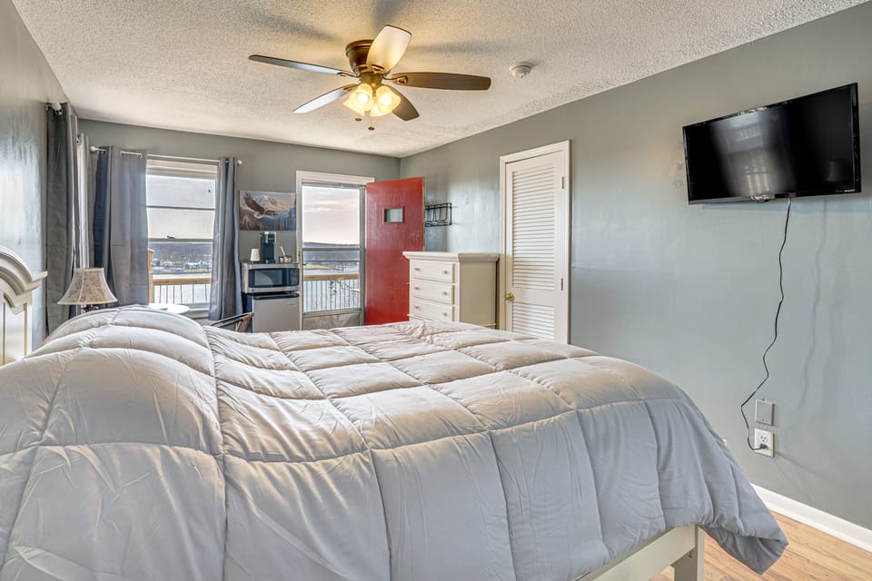 Unit 5: Prime Location, Lake of the Ozarks Apt! Apartment in Lake of the Ozarks