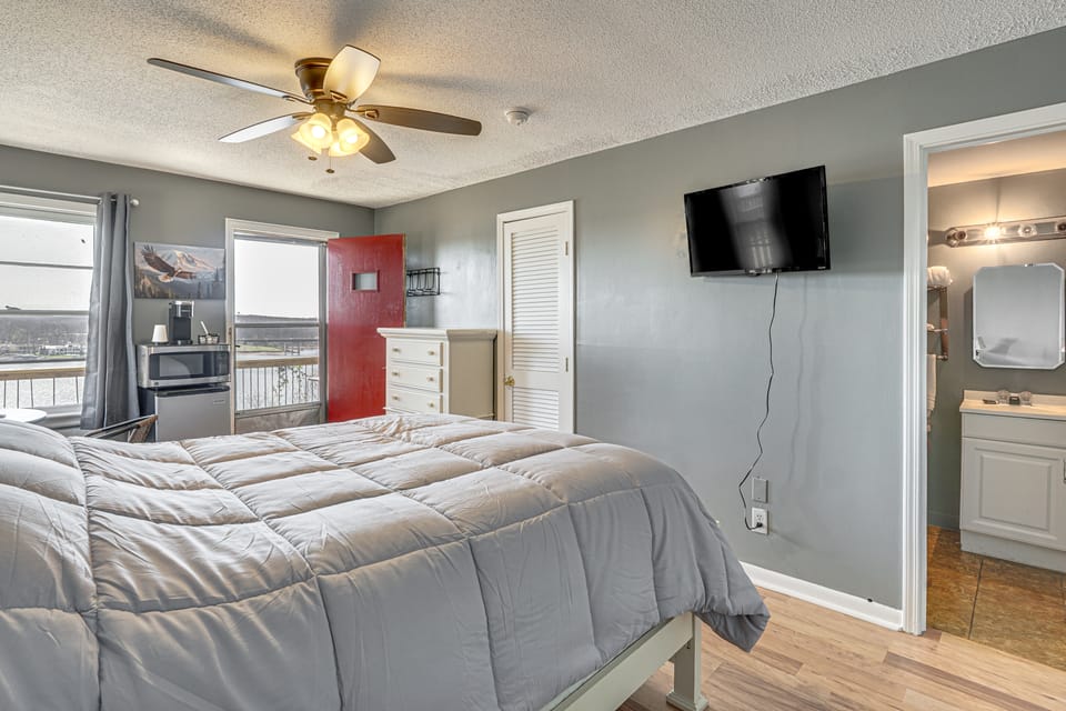 Unit 5: Prime Location, Lake of the Ozarks Apt! Apartment in Lake of the Ozarks
