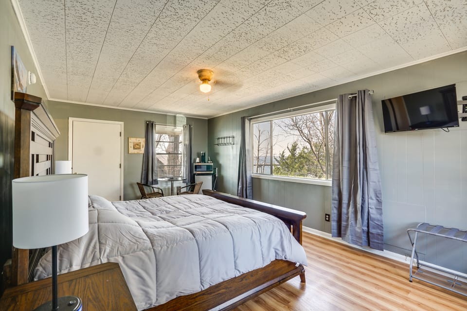Unit 4 On the Strip! Lake Ozark Gem w/ Pool Access Apartment in Lake of the Ozarks
