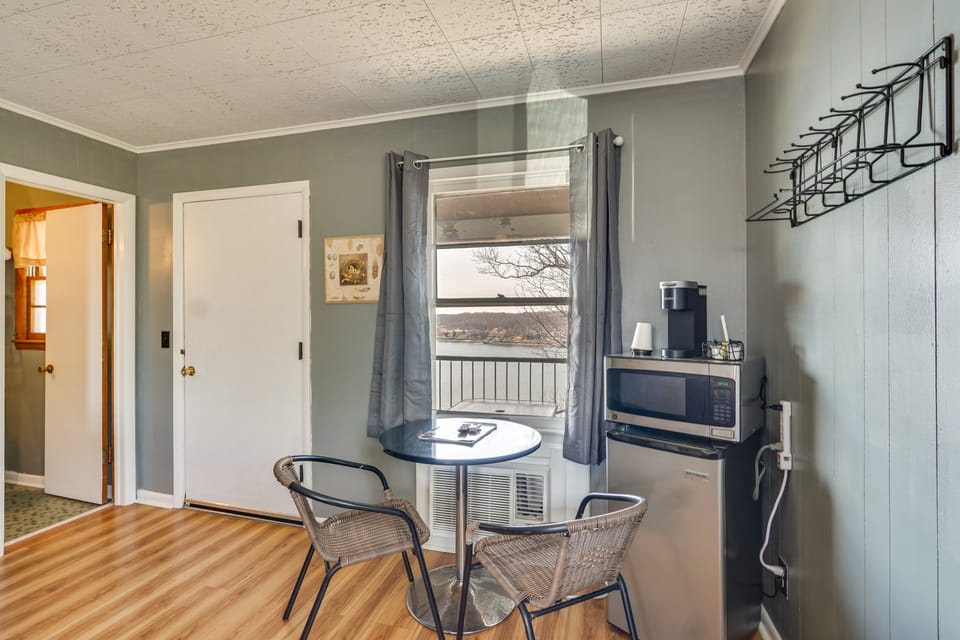 Unit 4 On the Strip! Lake Ozark Gem w/ Pool Access Apartment in Lake of the Ozarks
