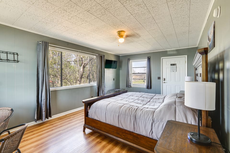 Unit 4 On the Strip! Lake Ozark Gem w/ Pool Access Apartment in Lake of the Ozarks