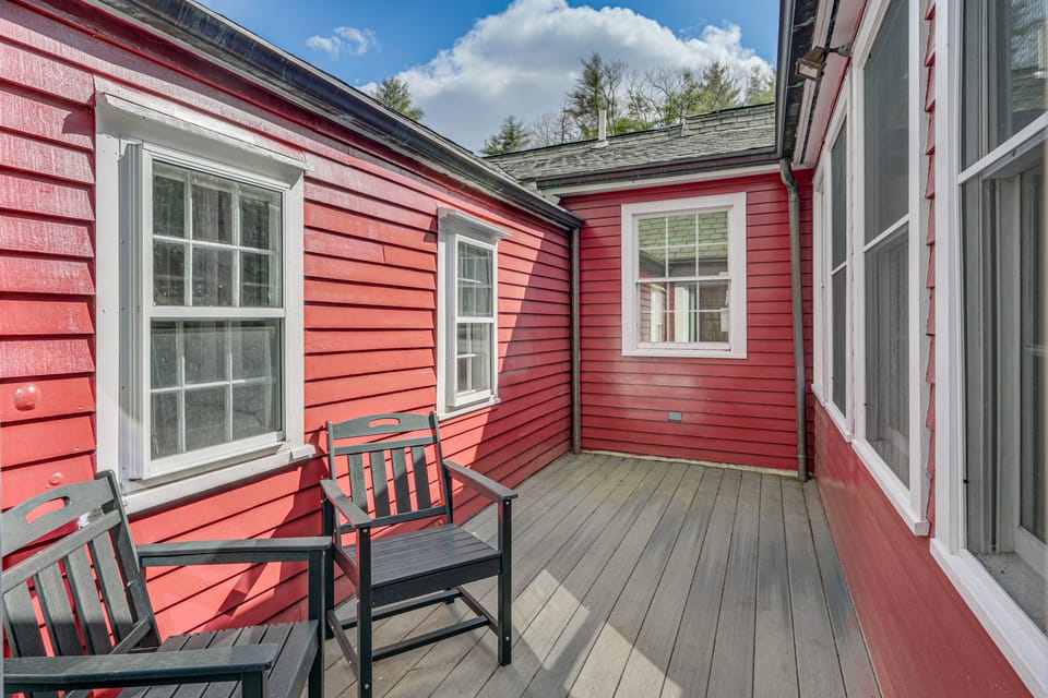4 Mi to Noannet Pond: Pet-Friendly Home w/ Yard House in Westwood