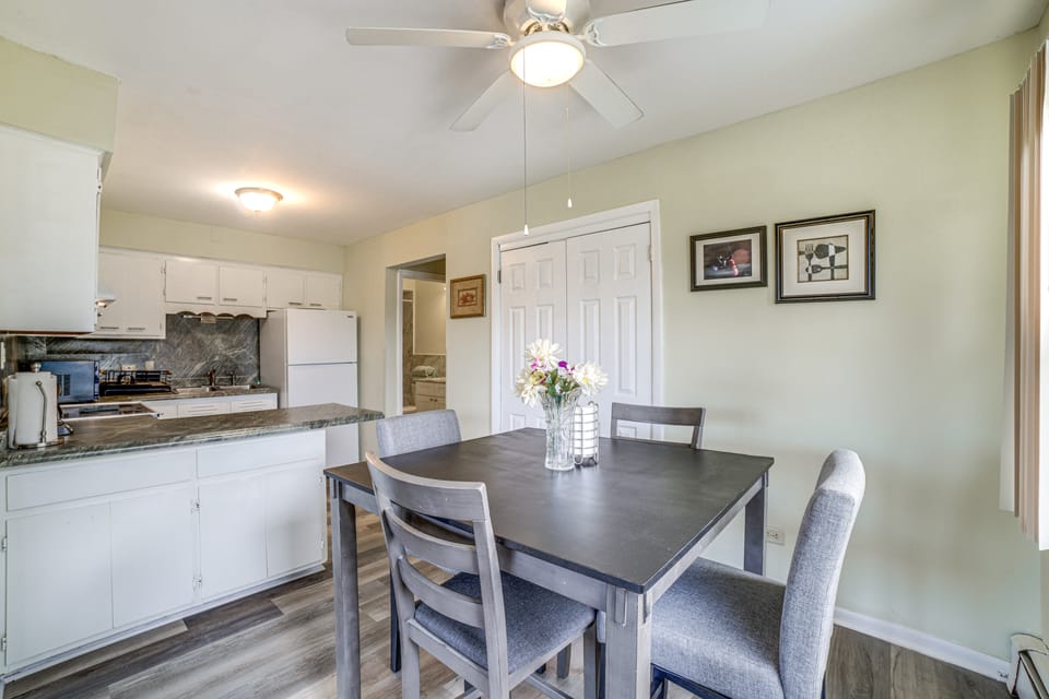 Cozy Couples Escape in Homewood: Pets Welcome! Apartment in Indiana