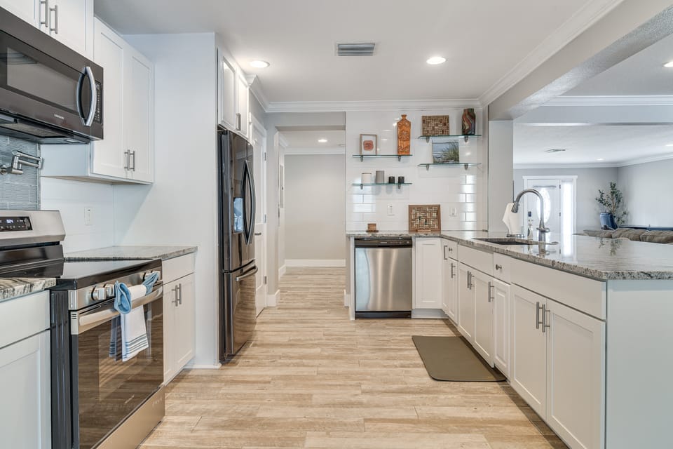 Steps to Bayshore Blvd! snowbird retreat w/ Pool House in Tampa