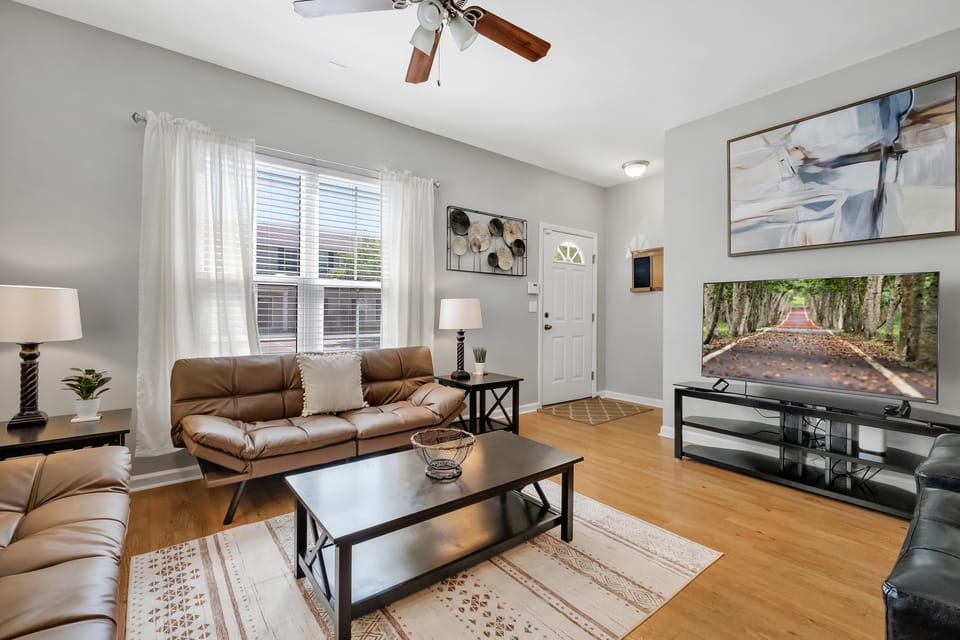 FSU Home Base! Poolside Retreat 3 Mi to Campus Apartment in Tallahassee