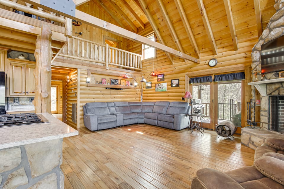 210-Acre Cabin w/ Trails & Hot Tub in Tuscumbia! House in Alabama