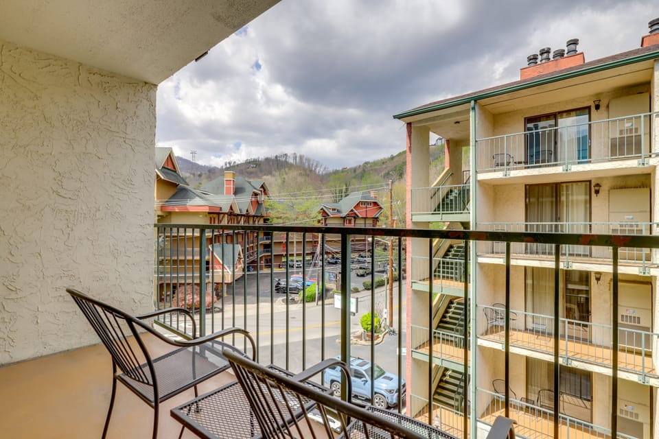 Walk to GSMNP & Dtwn Gatlinburg! Condo w/ Pools Apartment in Gatlinburg