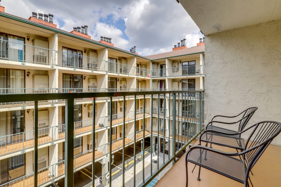 Walk to GSMNP & Dtwn Gatlinburg! Condo w/ Pools Apartment in Gatlinburg